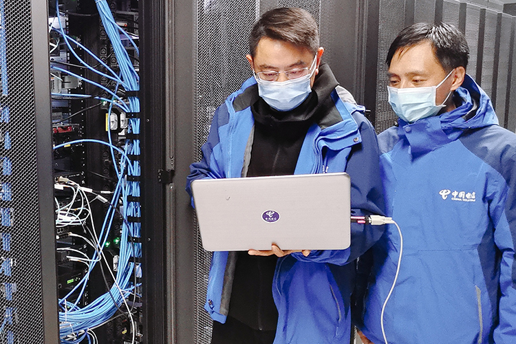 宗强在工作中（左一）。受访者供图